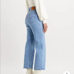 Levi’s Ribcafe Cropped Flare Jean in Size 27